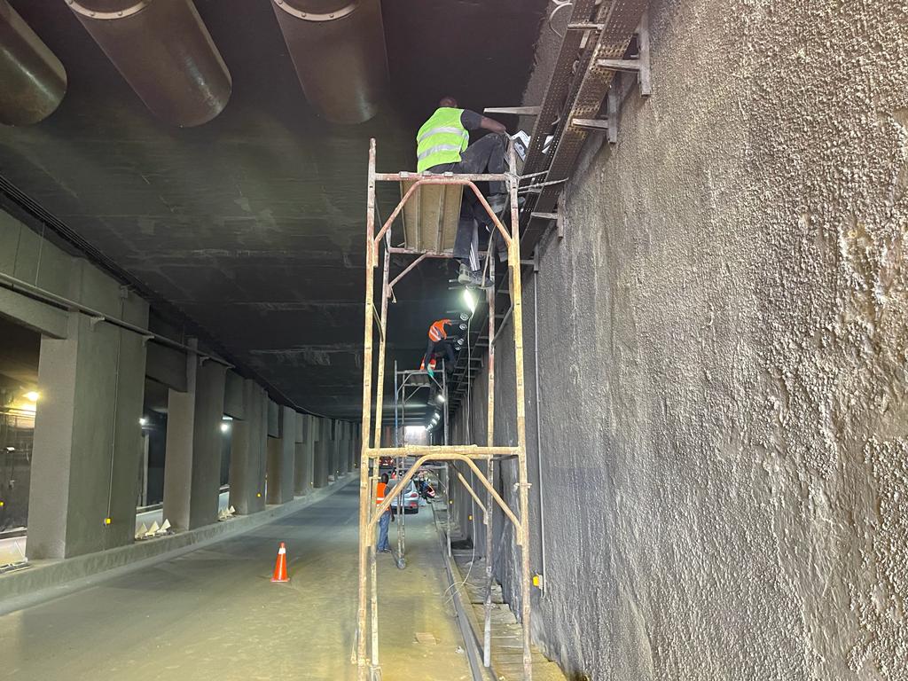 Installation de la lampe dans le tunnel de Soumbédioune Corniche